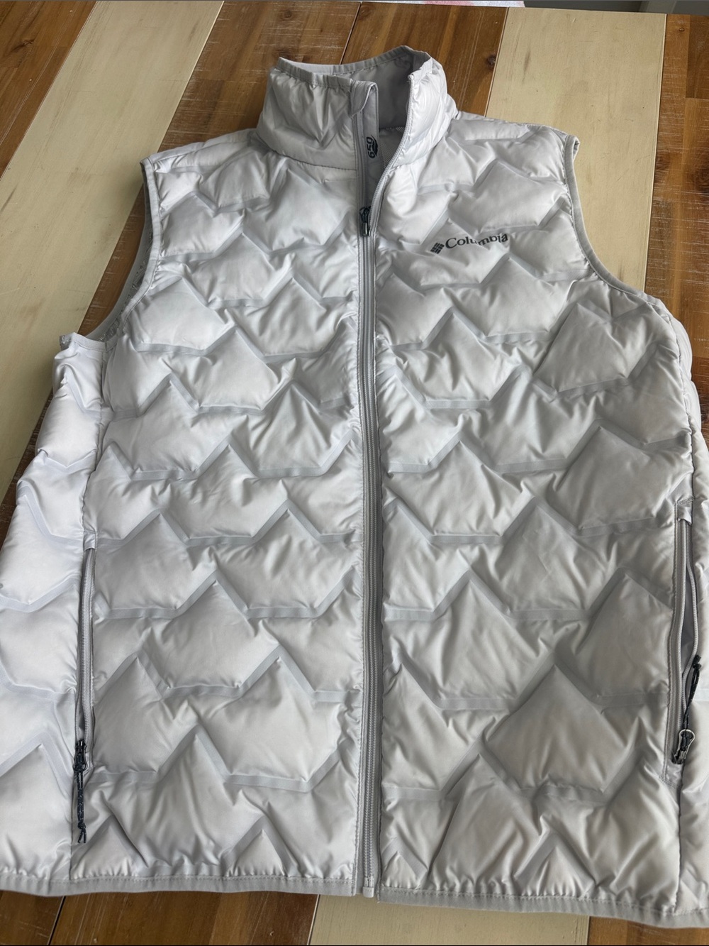 NWOT! Columbia White Quilted Chevron Puffer Vest - Men's